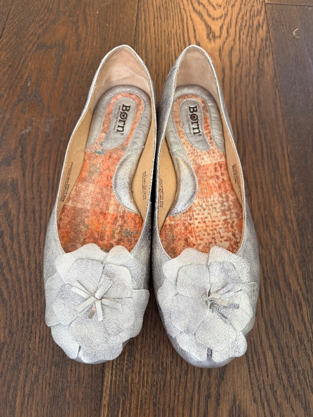 Born Precious Leather Slip On Metallic Silver Round Toe Flats Rubber Sole Flower